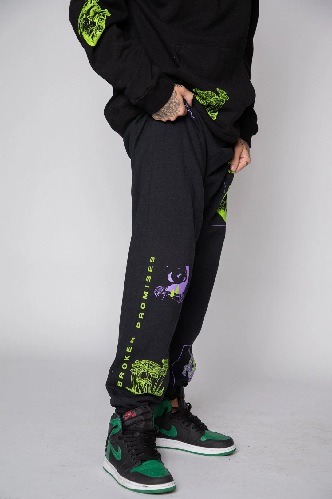 BROKEN PROMISES Bottoms Delirious Sweatpants Black